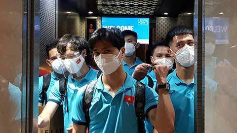 田筱湘与李助豪在狭小的空间内相拥而视，暧昧气息暗涌，隔着屏幕仿佛都能听到两人的怦怦心跳